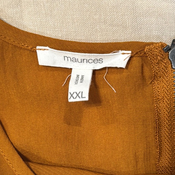 Woman’s Top - Picture 3 of 8